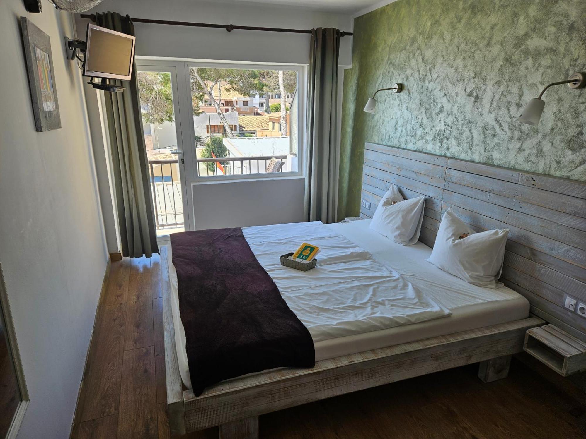 Seven Hostal Кала Милор Екстериор снимка