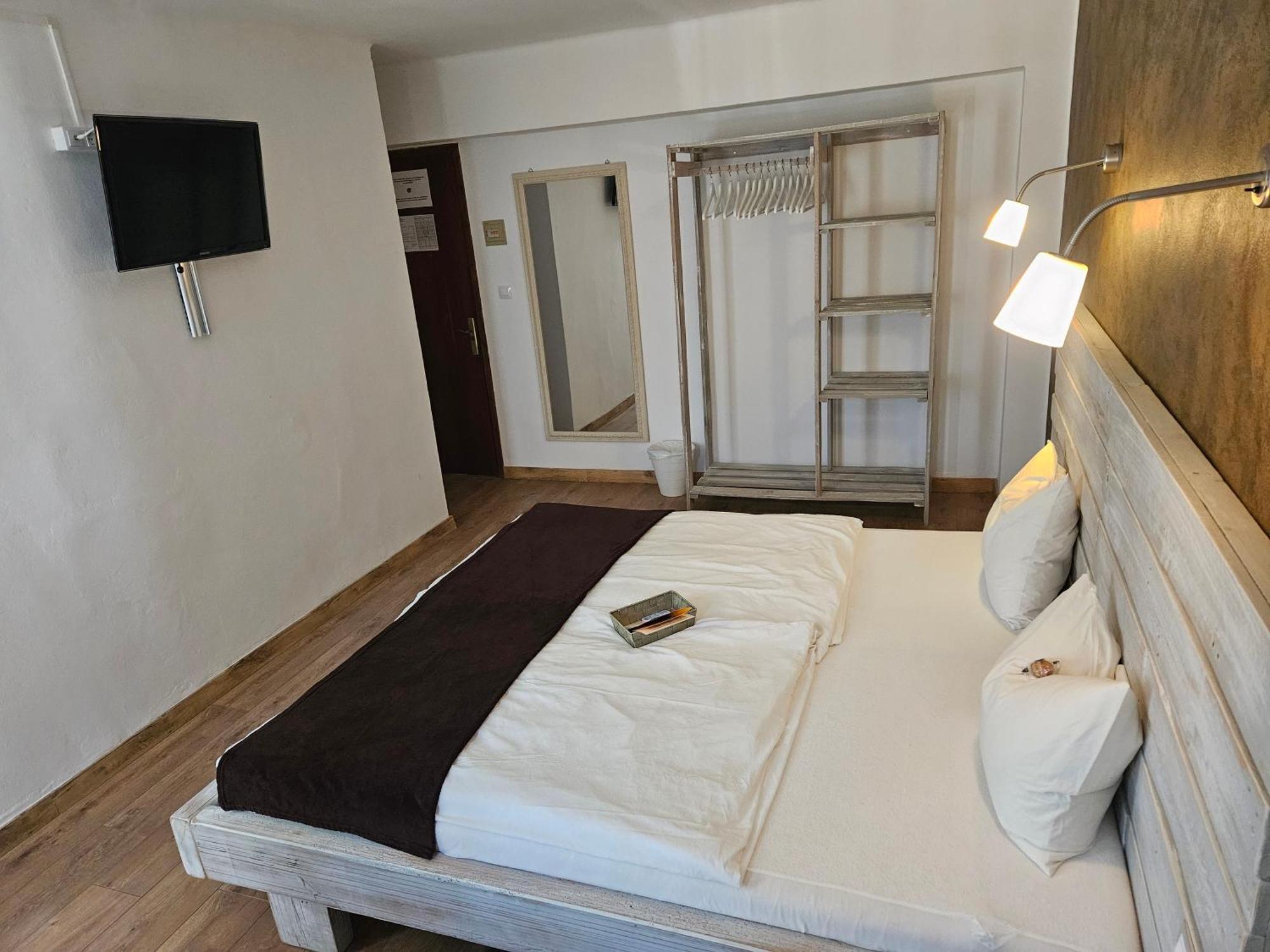 Seven Hostal Кала Милор Екстериор снимка