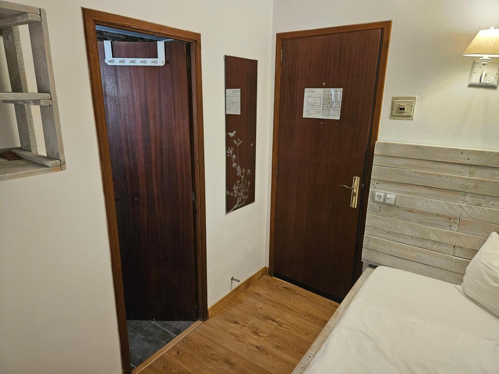 Seven Hostal Кала Милор Екстериор снимка