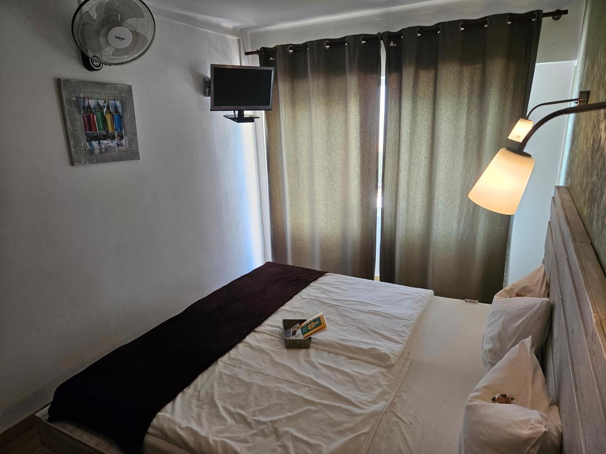 Seven Hostal Кала Милор Екстериор снимка