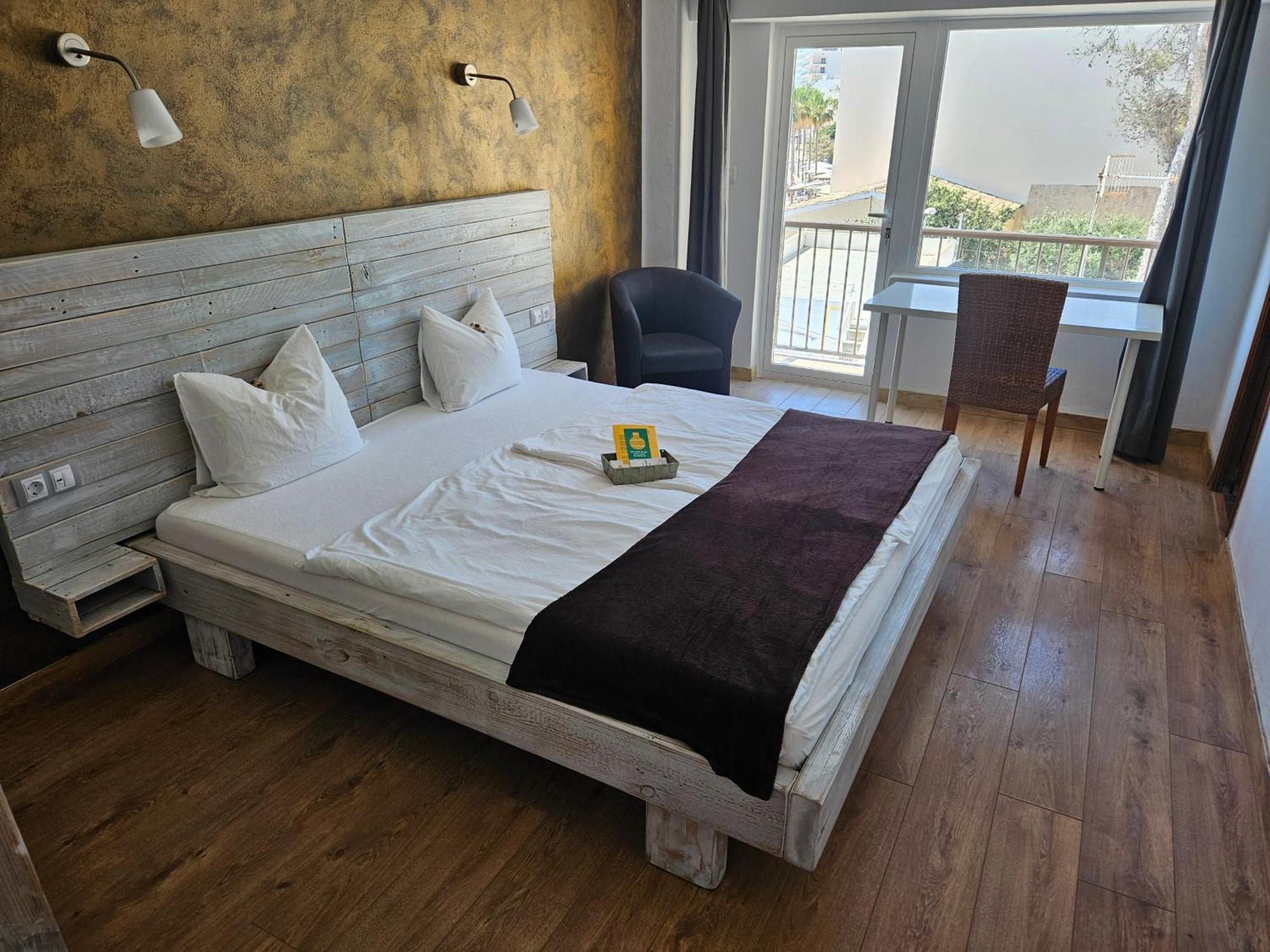 Seven Hostal Кала Милор Екстериор снимка